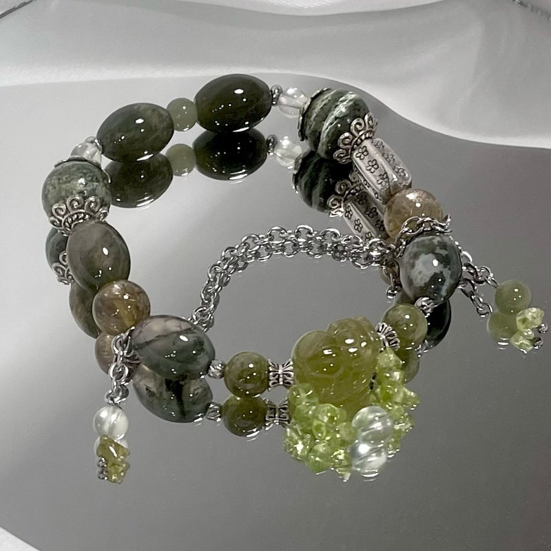 Tsavorite + Stone+ gold titanium crystal + Stone design handmade necklace natural mineral crystal - สร้อยข้อมือ - คริสตัล 