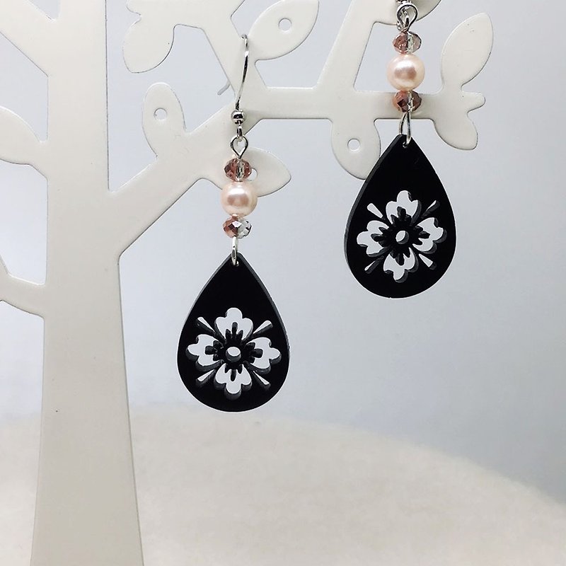 FOX Garden-BELIEVE flower pattern earrings - Earrings & Clip-ons - Other Materials Black