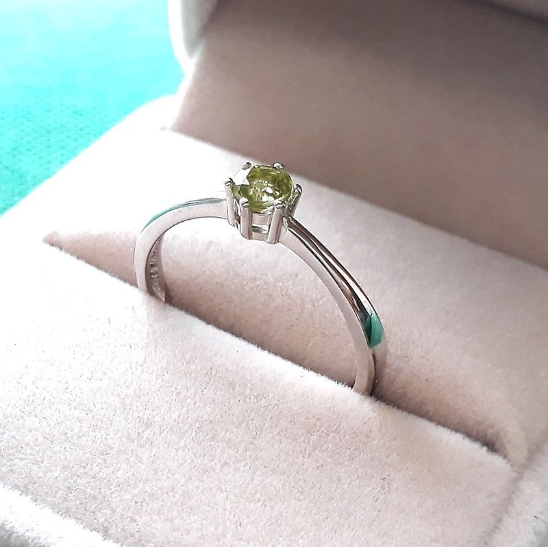 925銀白金 VVS橄欖石Olivine 圓型切面爪鑲戒指4mm - 戒指 - 半寶石 