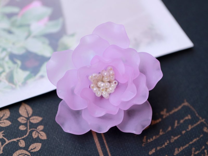 バラのブローチ ブルームーン　薔薇 ローズ 一重咲き 花 コサージュ 軽い 高貴 青 紫 パープル 半八重咲き かわいい 可愛い 透明感 姫 フェミニン - ブローチ - プラスチック パープル