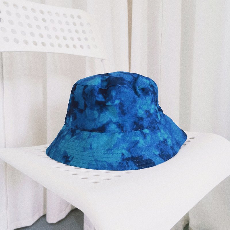 Blue Tie Dye Flower Bucket Hat - 帽子 - 棉．麻 藍色