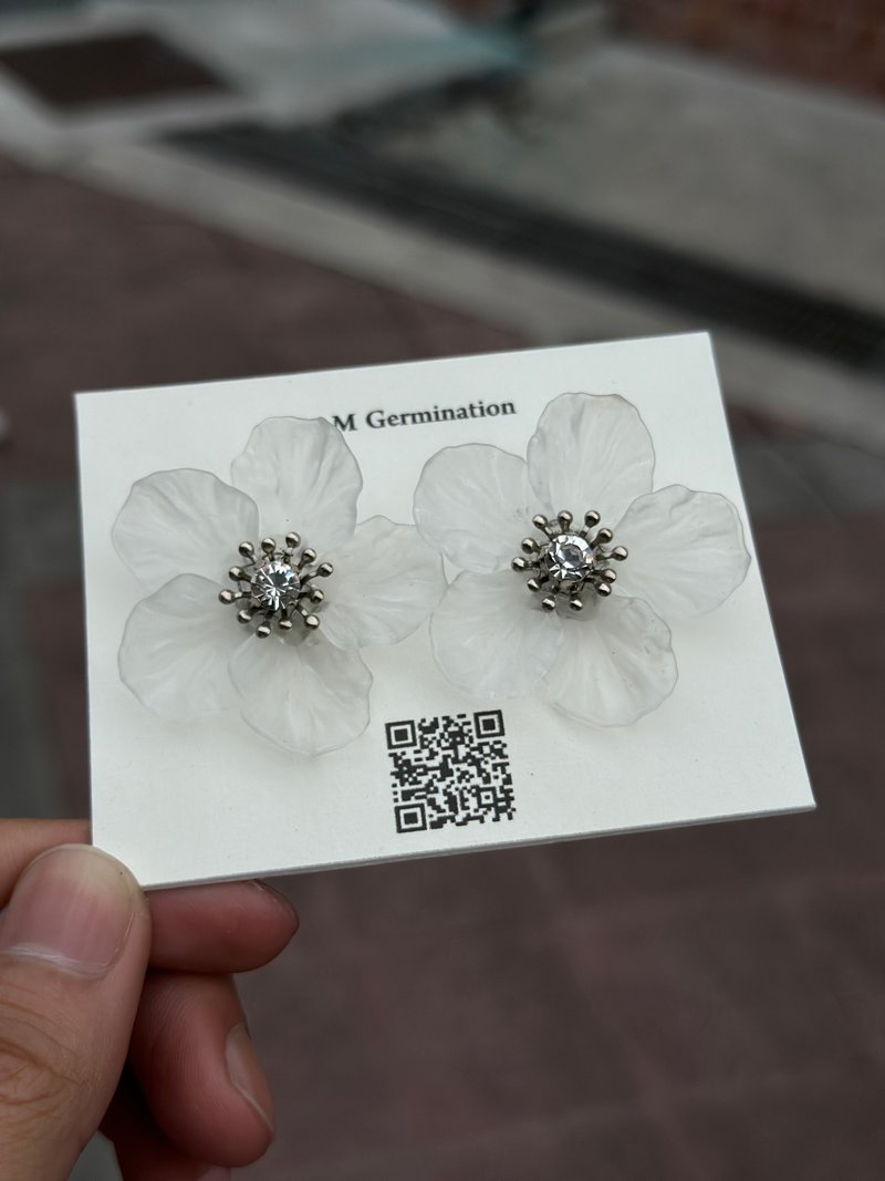 White flower earrings, handmade earrings - Earrings & Clip-ons - Plastic White