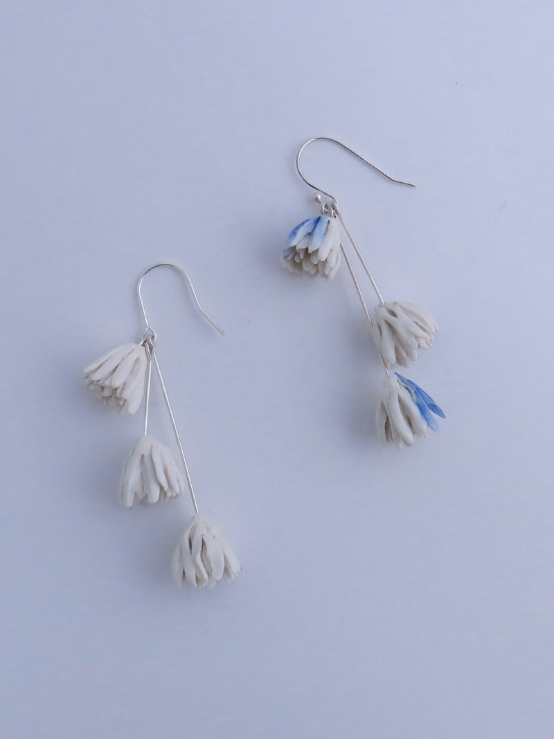 Fleur de Neige 雪の結晶白磁スターリングシルバーピアス／ブルー - ピアス・イヤリング - 磁器 ブルー