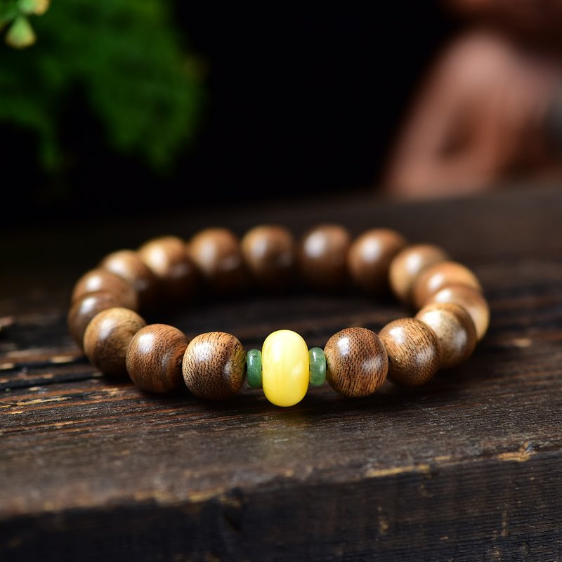 Boutique Kalimantan natural incense old 12MM bead bracelets decorated with fragrant honey Wax bead king - สร้อยข้อมือ - หยก 