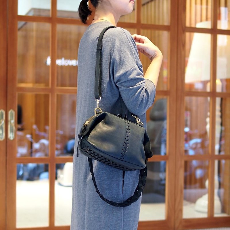 Japanese hand-woven cowhide texture side backpack order order Made in Japan by Robita - กระเป๋าแมสเซนเจอร์ - หนังแท้ 