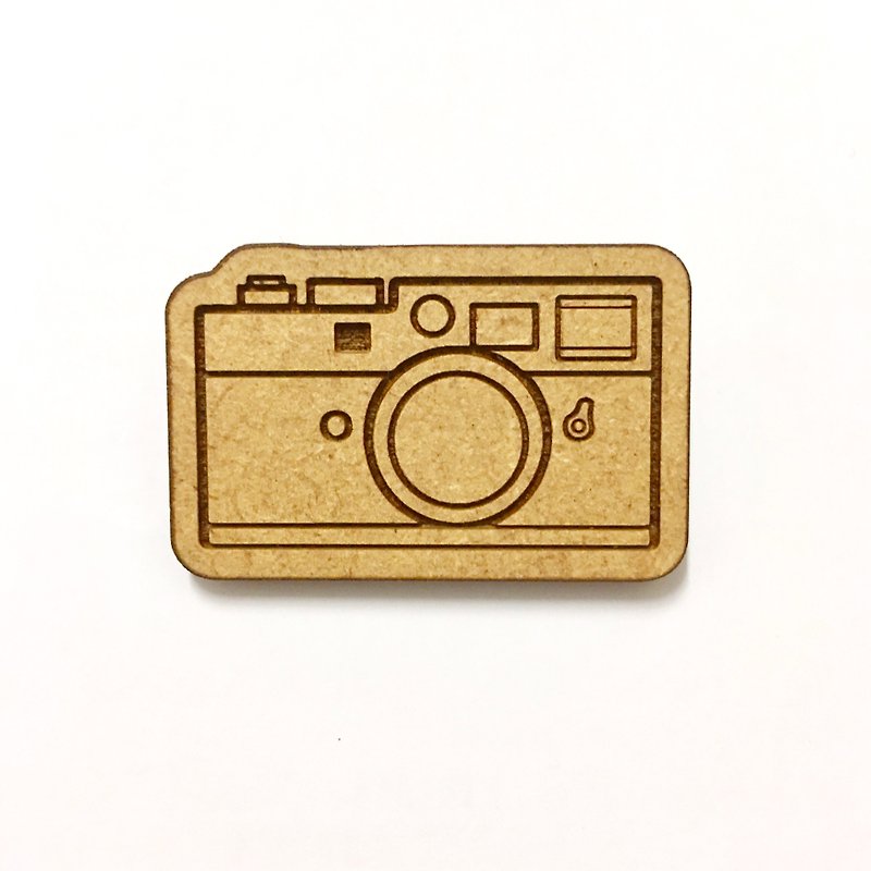 Wood brooch -Classic camera - เข็มกลัด - ไม้ สีนำ้ตาล