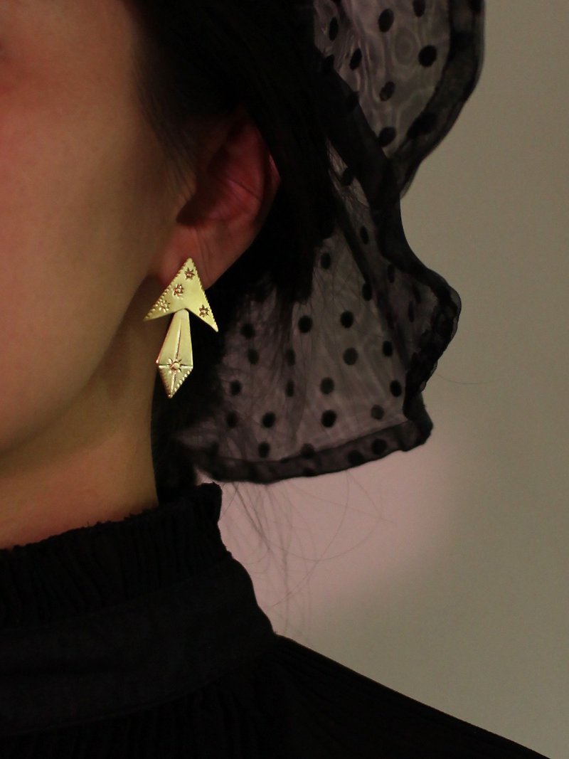 SILENT ARROW brass single earring - Earrings & Clip-ons - Copper & Brass 