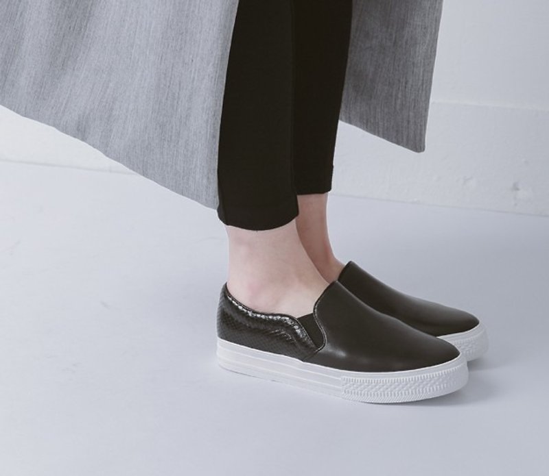 Comfortable leather casual shoes - รองเท้าลำลองผู้หญิง - หนังแท้ สีดำ