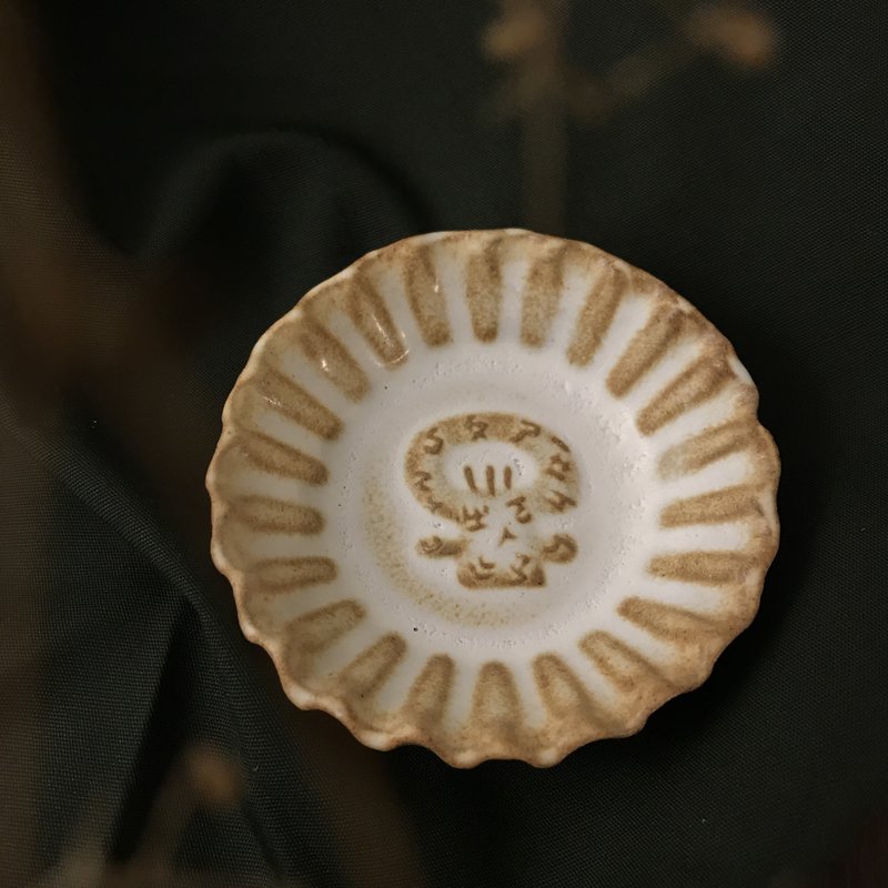 【 小丸 森林 浮雕 】ㄅㄆㄇ 注音符號  花苞花  浮雕  豆皿 茶包 - 碟子/醬料碟/醬油碟 - 陶 橘色