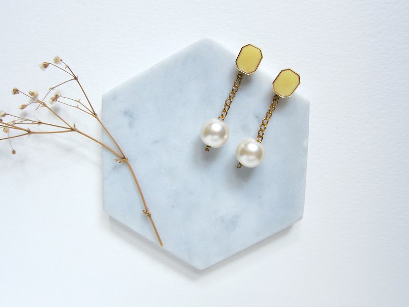 珍珠繞線耳環 UNIFE wire with pearl earrings - 耳環/耳夾 - 其他金屬 金色