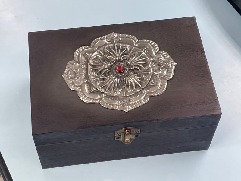 Elegant jewelry box [tin carving] - งานโลหะ/เครื่องประดับ - โลหะ 