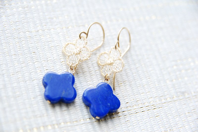Flower earrings with lace and lapis lazuli (14kgf) - ต่างหู - ไม้ สีน้ำเงิน