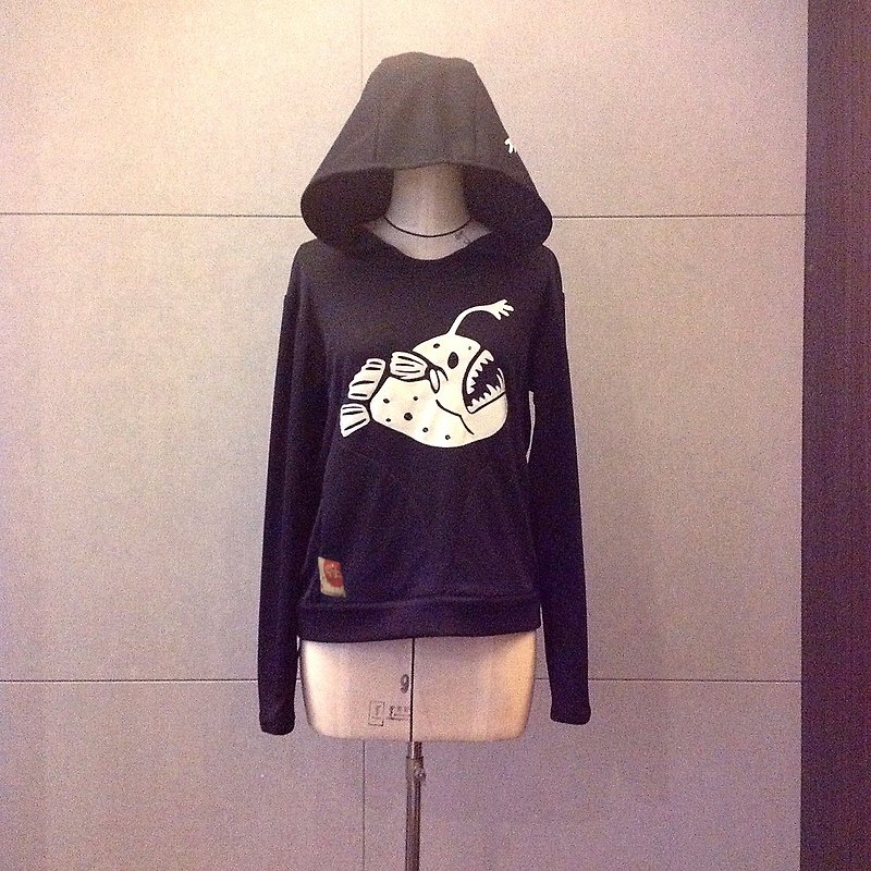 Design No.AF100 - 【Shining in the darkness】Anglerfish Hoodies#M Size - เสื้อผู้หญิง - วัสดุอื่นๆ สีดำ