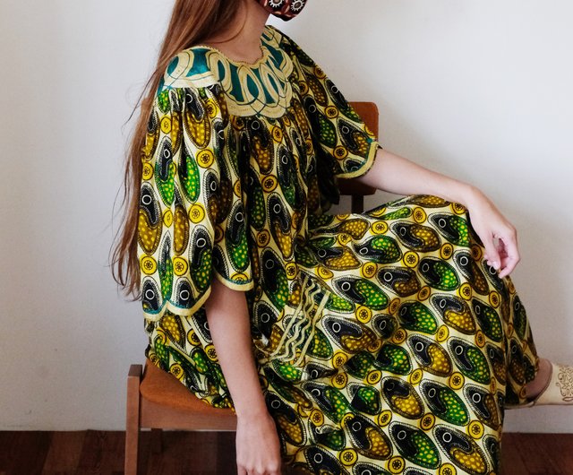 Vintage African batik floral dress embroidery is very powerful