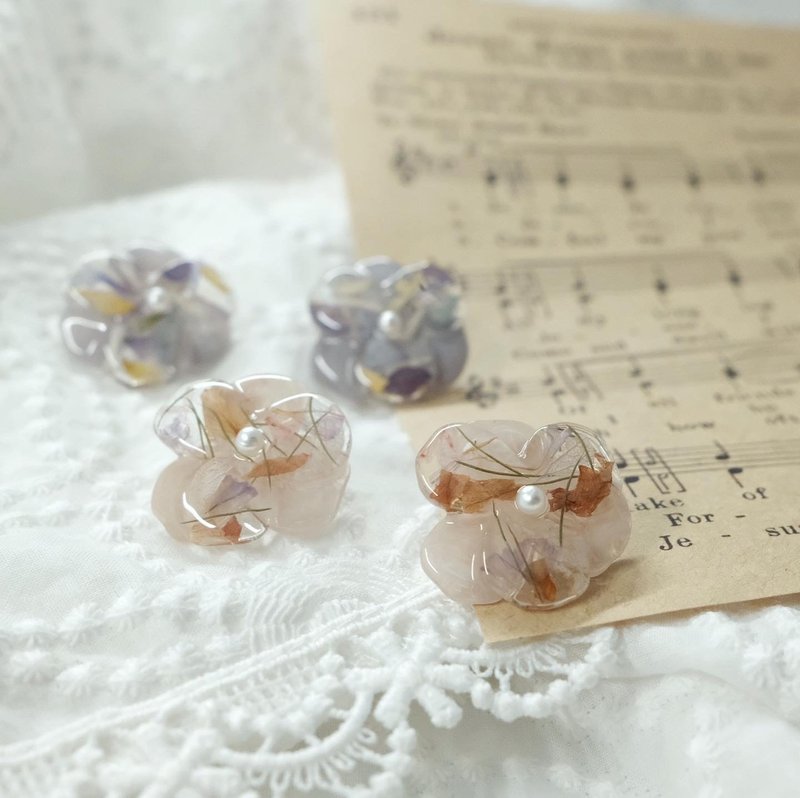 Hand-made UV Epoxy Three-dimensional Overlapping Petal Dried Flower Earrings - ต่างหู - เรซิน สึชมพู