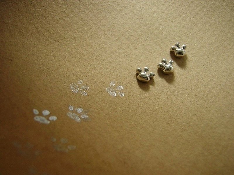 comewithmeow ***  ( footstep paw cat silver earrings 貓 猫 足迹 肉垫 銀 穿孔耳环 耳釘 耳钉 ) - ต่างหู - โลหะ 