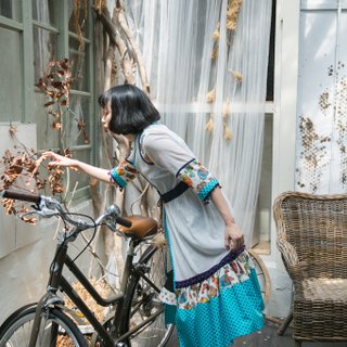 マークはニューデリー、さまざまな生地のステッチの偽のドレスのロングコートから来ています
