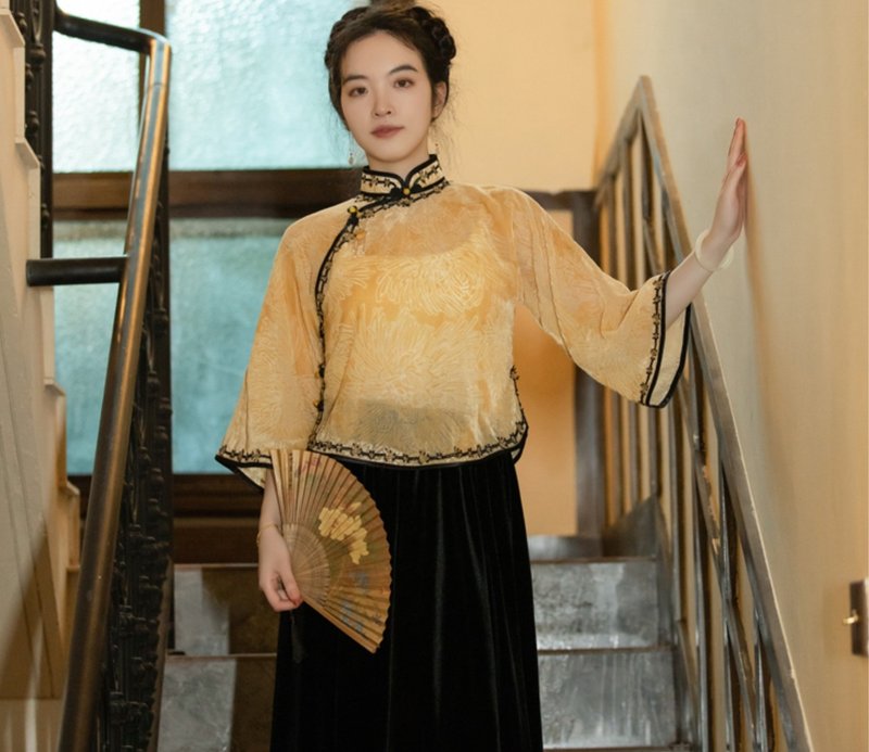 Golden chrysanthemum Republic of China style ancient Chinese retro cheongsam buttoned velvet top - เสื้อผู้หญิง - วัสดุอื่นๆ สีเหลือง