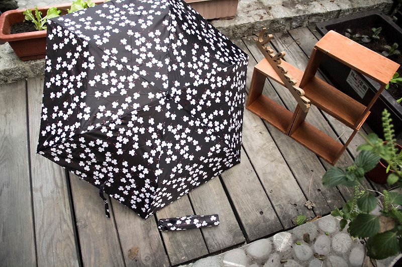 UrbaneUmbrella colorful small floral anti-UV umbrella – white flowers on black background - Umbrellas & Rain Gear - Other Man-Made Fibers Black