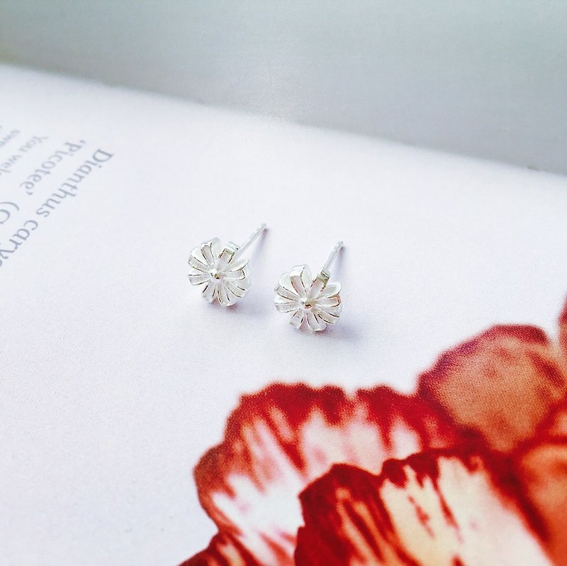 925 sterling silver [flower series ribbon big flower ear pin] - Earrings & Clip-ons - Sterling Silver White