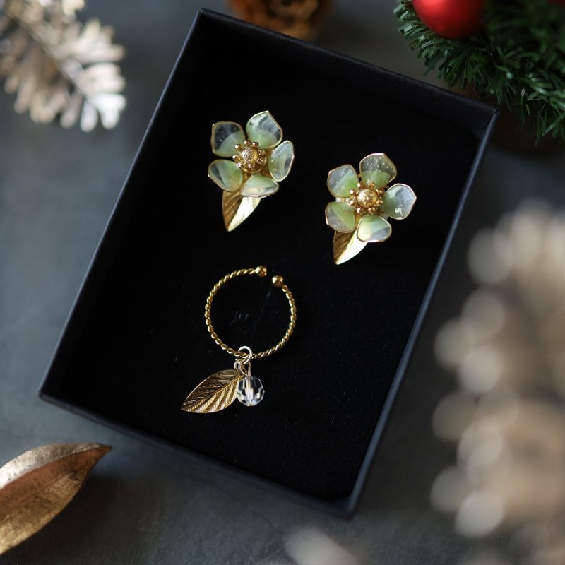 Pinkoki exclusive gift set: Christmas rose Clip-On, 2-way ring, and gold leaf ear cuff - ต่างหู - เรซิน สีเขียว