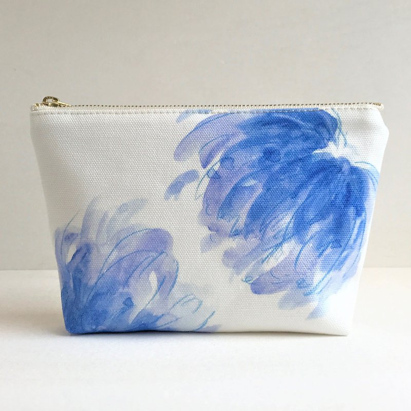 Blue garden gusseted pouch Flower pattern new color blue A - กระเป๋าเครื่องสำอาง - ผ้าฝ้าย/ผ้าลินิน สีน้ำเงิน