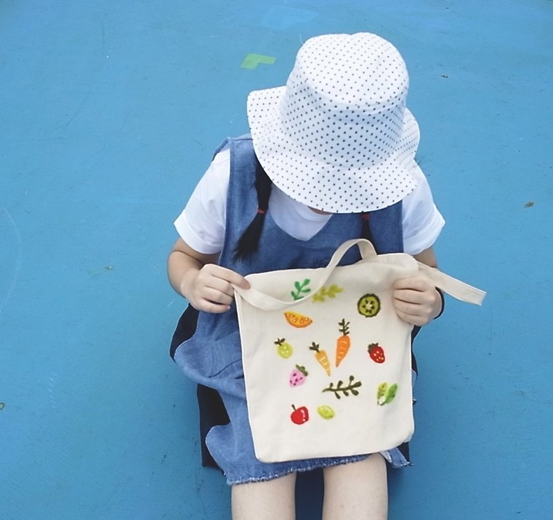 Fruits and vegetables, handmade wool felt youth arts canvas bag - กระเป๋าแมสเซนเจอร์ - ผ้าฝ้าย/ผ้าลินิน ขาว