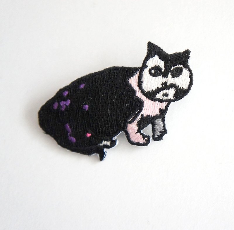 ひげ白黒ミックス猫の刺繍ピン/パッチ - ブローチ - 刺しゅう糸 ブラック