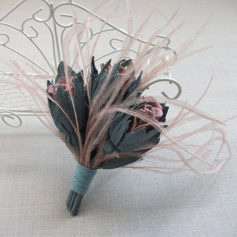 Leather brooch with a bouquet of roses and ostrich feathers - 胸針 - 真皮 粉紅色