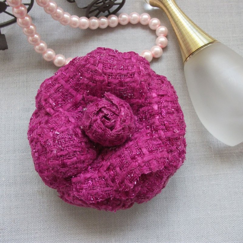 Camellia flower brooch in sparkling fuchsia fabric - 胸針 - 羊毛 紫色