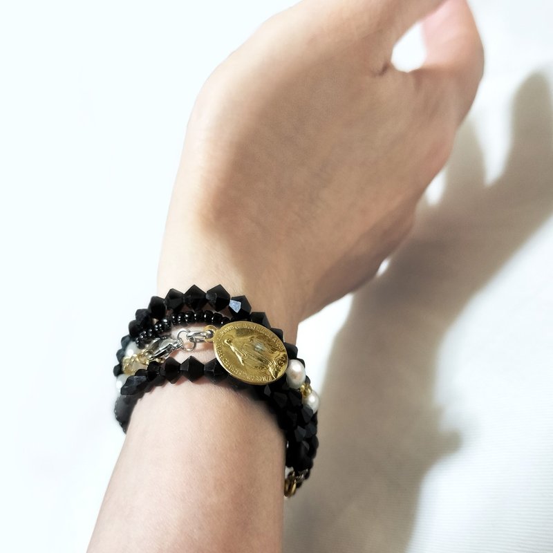 Bracelet of gold medaille and black glass beads - สร้อยข้อมือ - แก้ว สีดำ