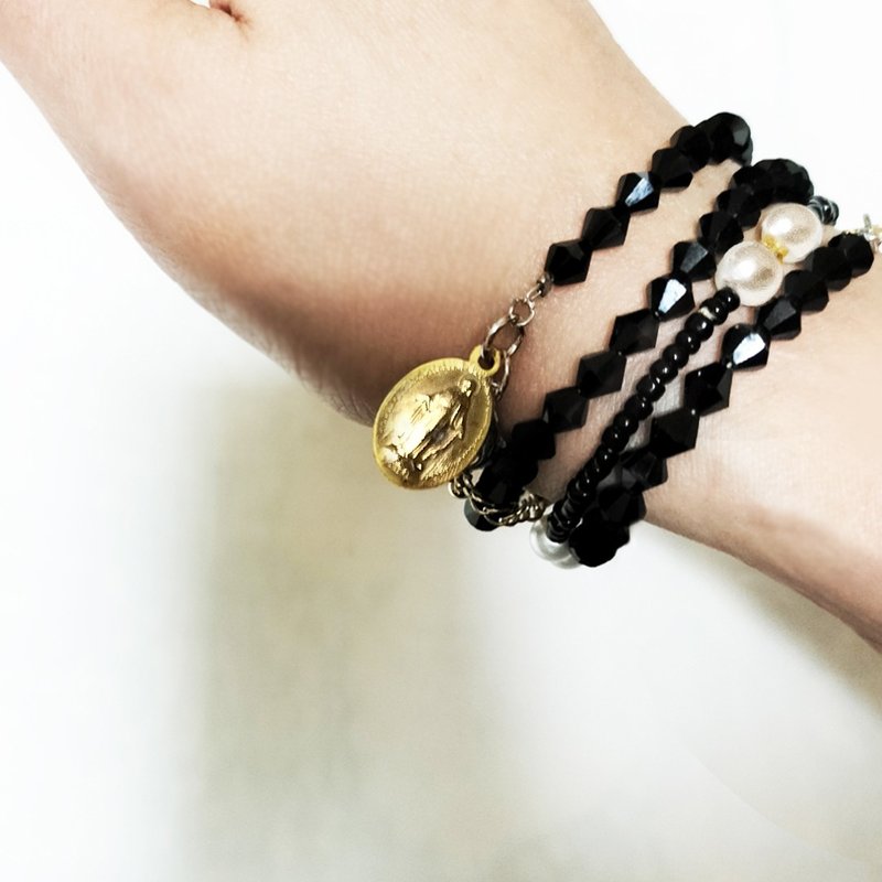金のメダイユと黒のガラスビーズのブレスレット - 手鍊/手環 - 玻璃 黑色