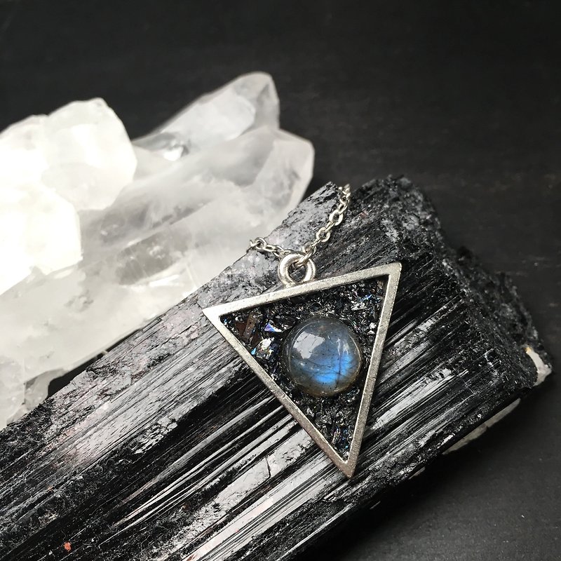 [Christmas Special] Crushed Hematite Labradorite Triangle Necklace - สร้อยคอ - เครื่องเพชรพลอย 