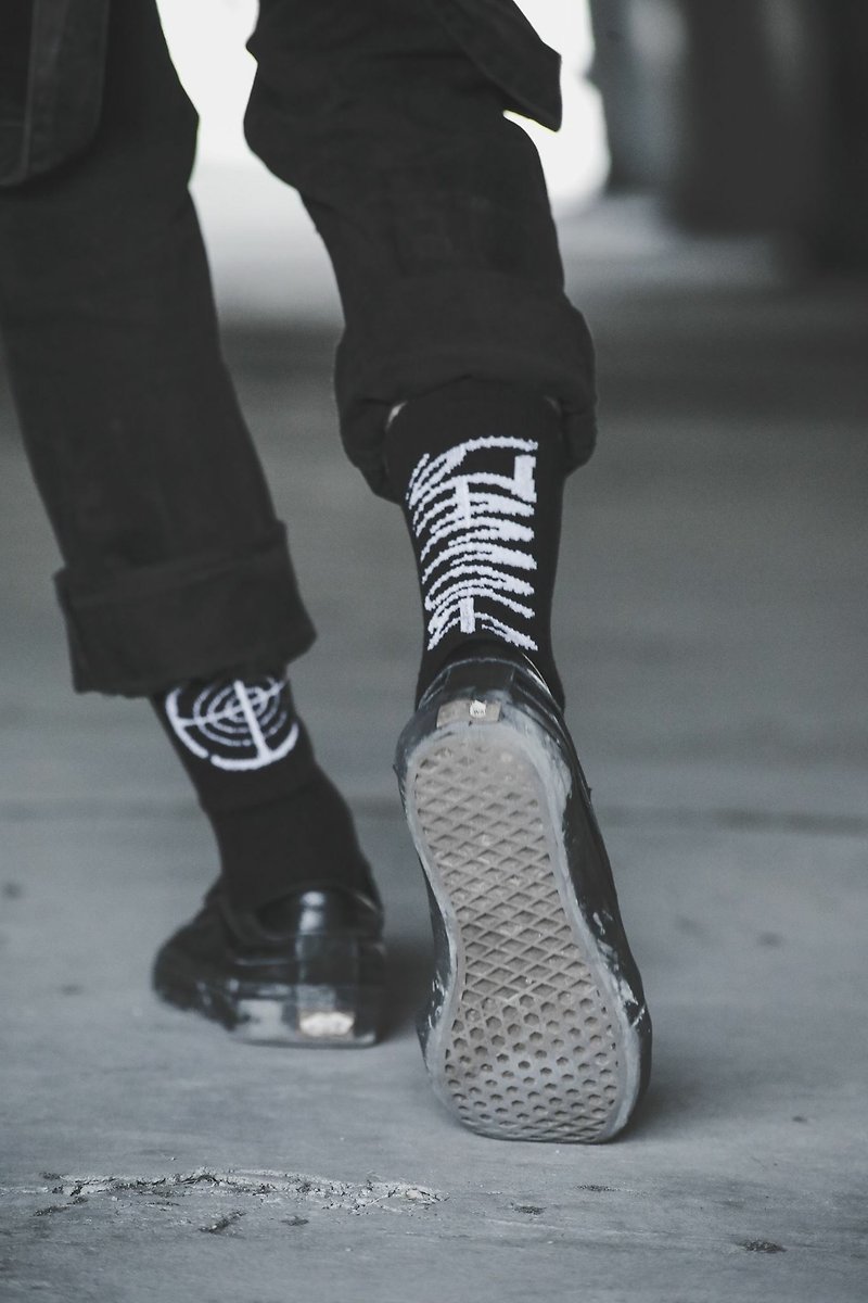 .67ARROW Logo Socks 襪子 長襪 長筒襪 黑色 基本 左右不同圖 - 襪子 - 棉．麻 黑色