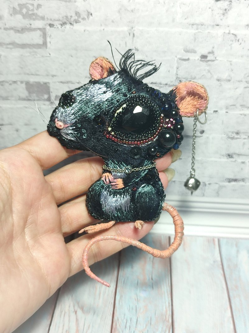 Brooch embroidered black mouse with movable ears, paws and tail. - เข็มกลัด - แก้ว สีดำ