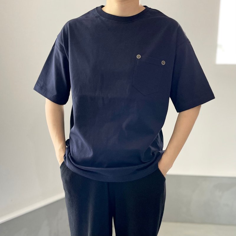 【ユニセックス】レザーパッチ&リベット付 ビッグシルエットTシャツ【ネイビー】 - 女 T 恤 - 棉．麻 藍色