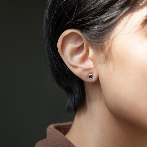 Isha Jewelry 純銀輕珠寶 黑尖晶小圓片純銀針式耳環 | 天然石 | 鍍K金。輕珠寶。可改耳夾
