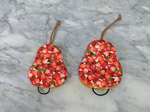 非玩布可-手作布雜貨 Play-handmade groceries 草莓 梨型鑰匙包【k190529】