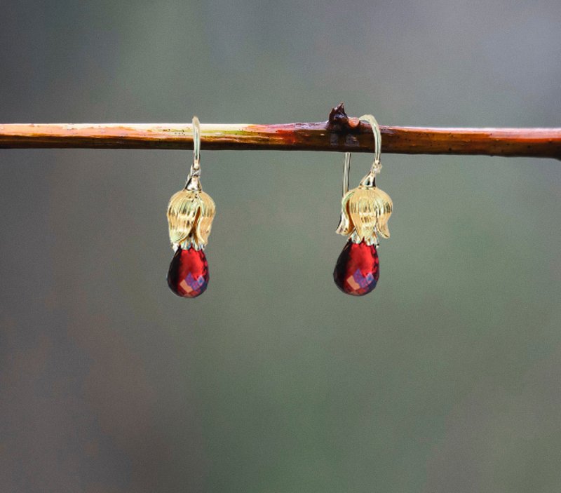Flower design earrings with garnets and diamonds - 耳環/耳夾/耳骨夾 - 貴金屬 橘色
