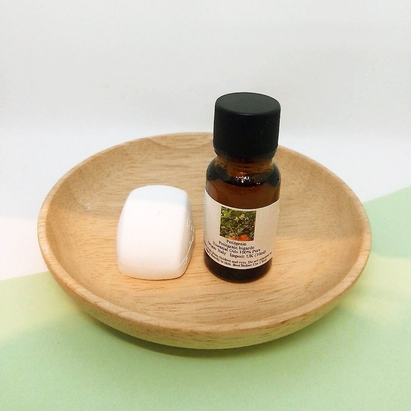 Pure plant essential oil (petit orange leaf) with a scented scented Stone - Fragrances - Other Materials Green