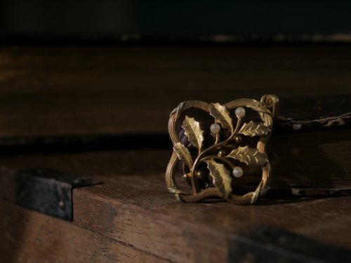 19世紀後半フランスのアールヌーボー様式のベゴニアの花ヒイラギ