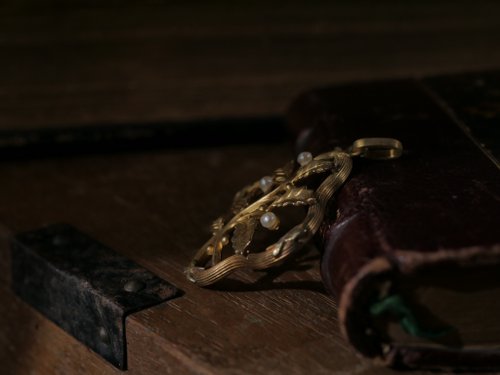 ペンダント ９CT 【ビクトリア時代】【アール・ヌーヴォー】 19世紀後半フランスのアールヌーボー様式のベゴニアの花ヒイラギ