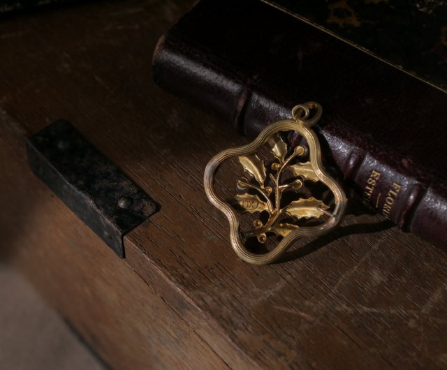 19世紀後半フランスのアールヌーボー様式のベゴニアの花ヒイラギ