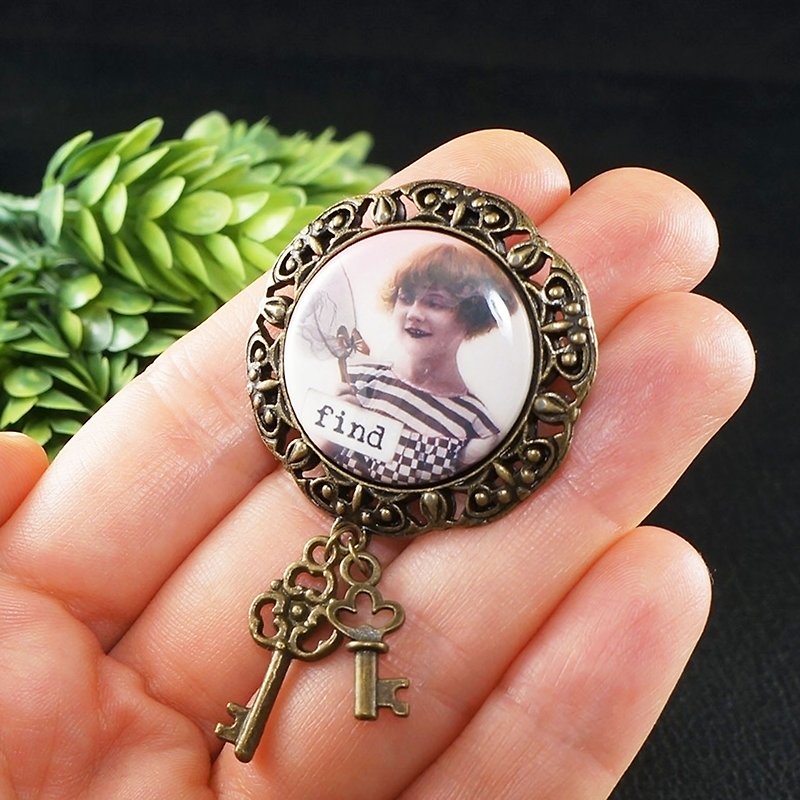 Vintage Style Brooch Retro Girl Photo Picture Find Key Charm Brooch Pin Jewelry - เข็มกลัด - โลหะ สีเทา