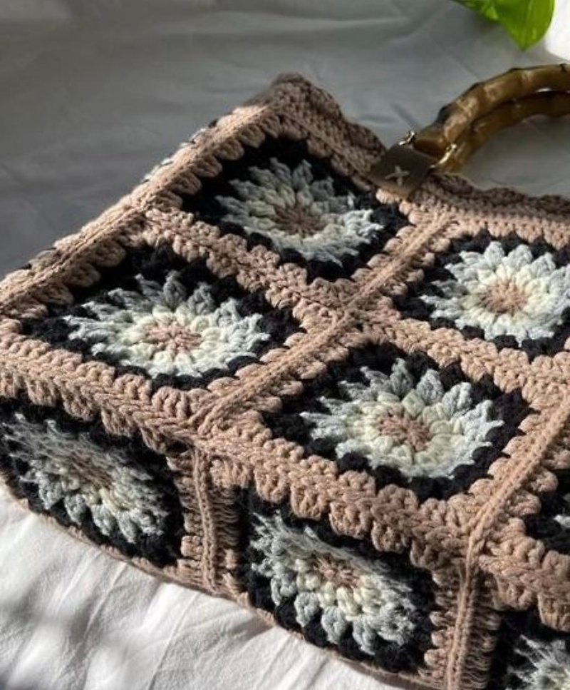 ผ้าฝ้าย/ผ้าลินิน กระเป๋าถือ หลากหลายสี - Crochet Granny Square Bag with Bamboo Handles, Summer Bag Tote,
