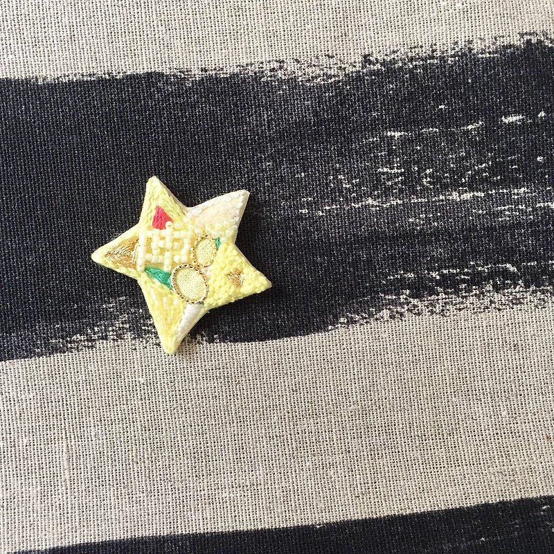 1 point limited / Brooch / Embroidery / Star - Brooches - Thread Yellow