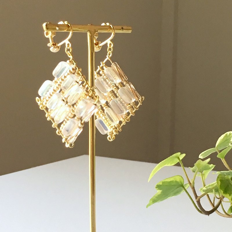 Diamond shape Czech beads earrings that feeling goes up - ต่างหู - แก้ว สีใส