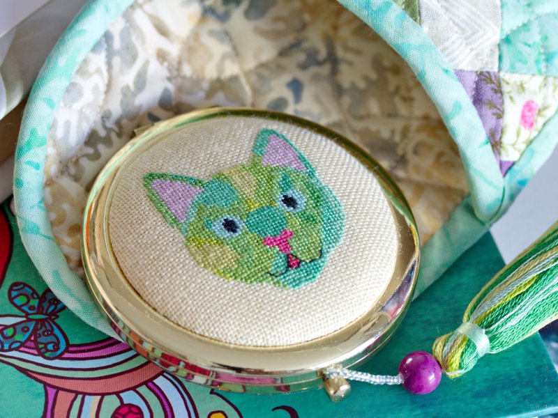 Compact mirror with petite point hand embroidered Cat & patchwork cover - 眼鏡/鏡框 - 其他材質 綠色