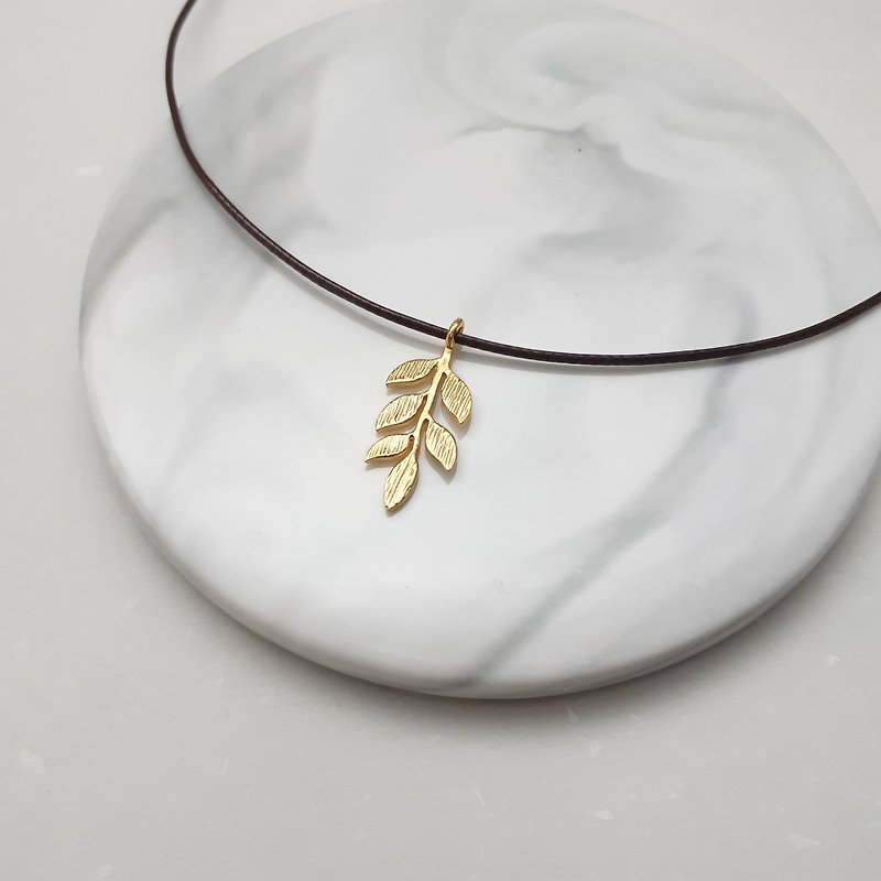 Wax string necklace small leaves plain plain wax rope thin line - Collar Necklaces - Other Materials Gold