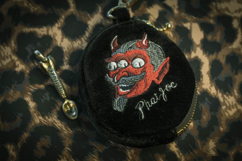 PHATJOE velvet embroidered zipper small bag-collaboration model - กระเป๋าใส่เหรียญ - ผ้าฝ้าย/ผ้าลินิน สีดำ